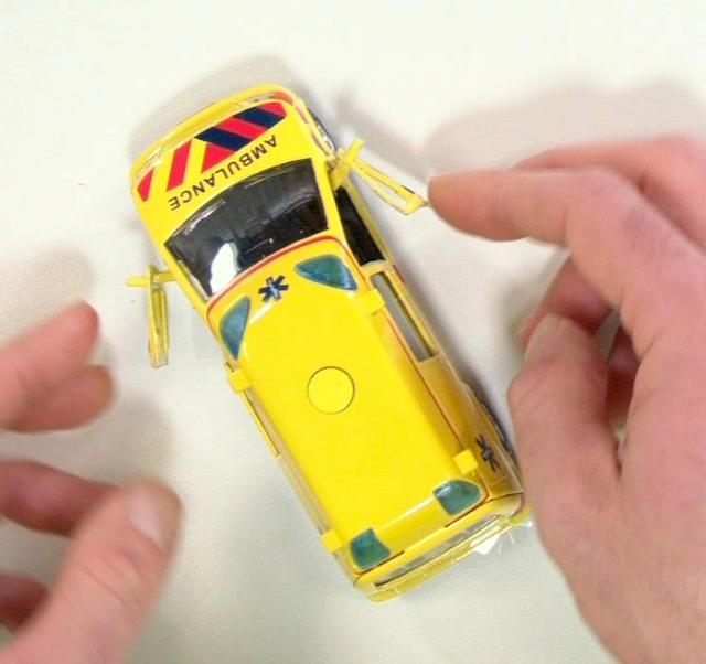 Kids Globe Ambulance Auto MUG Mobiele Urgentiegroep Volvo V70  Ziekenhuisauto Licht